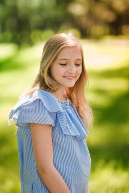 Güzel genç kız parkta zaman zevk