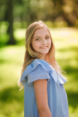 Güzel genç kız parkta zaman zevk