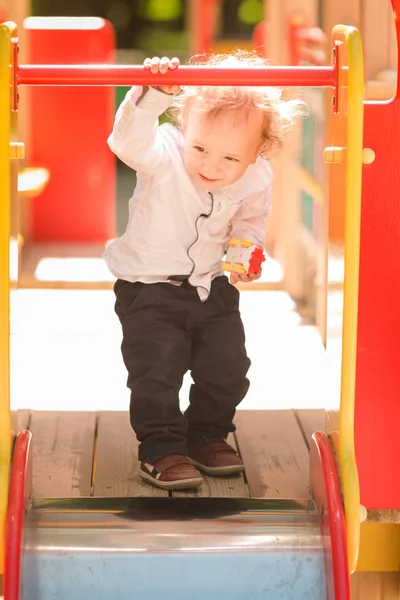 Милий Хлопчик Грає Слайді Дитячому Майданчику — стокове фото