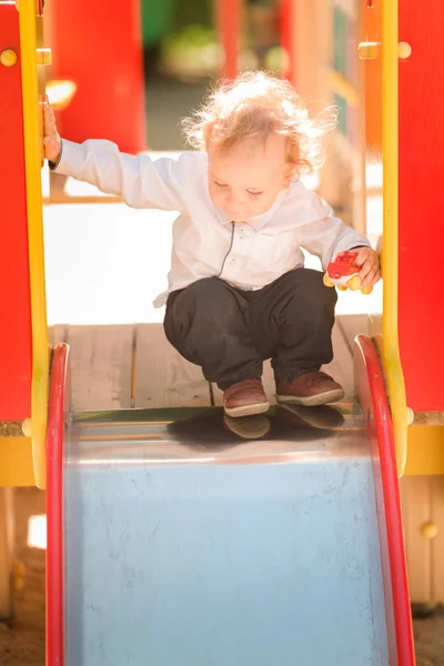 Bonito Menino Brincando Slide Playground — Fotografia de Stock