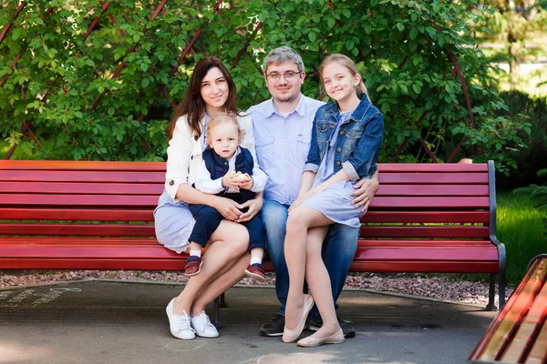 Familia Feliz Con Dos Niños Disfrutando Del Tiempo Parque —  Fotos de Stock