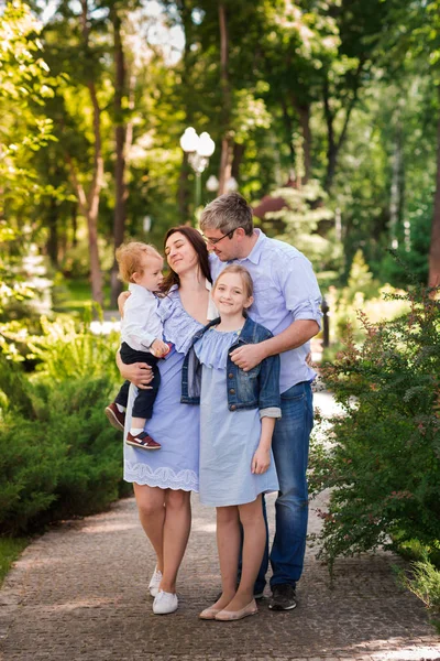 Familia Feliz Con Dos Niños Disfrutando Del Tiempo Parque —  Fotos de Stock