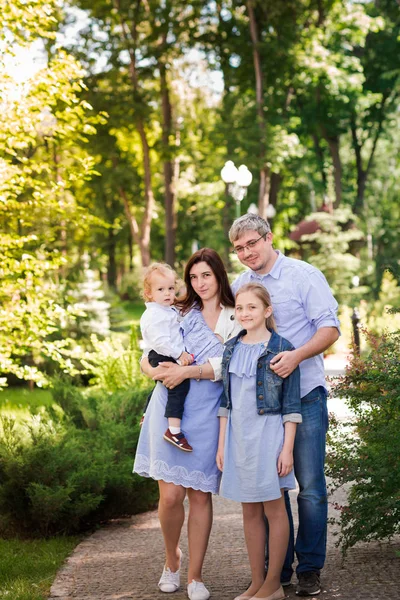 Parkta Vaktinizi Iki Çocuklu Mutlu Aile — Stok fotoğraf