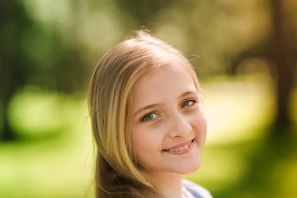 Beautiful Young Girl Enjoying Time Park — Stock Photo, Image