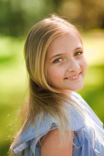 Vacker Ung Flicka Åtnjuter Tid Parken — Stockfoto