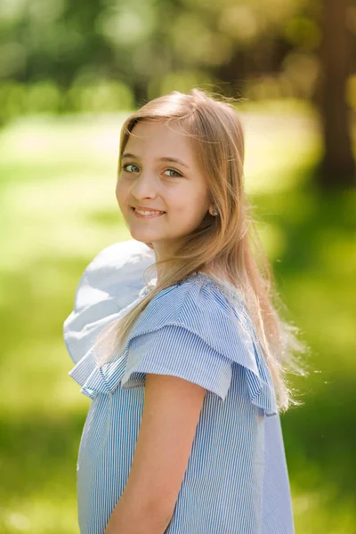 Mooi Jong Meisje Genieten Van Tijd Het Park — Stockfoto