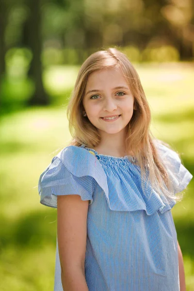 Bella Ragazza Che Gode Tempo Nel Parco — Foto Stock