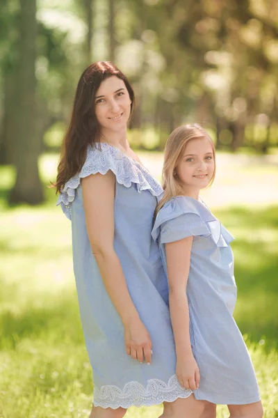 Happy Mother Daughter Enjoying Time Park — Stock Photo, Image