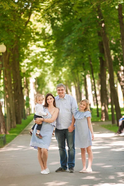 Família Feliz Com Dois Filhos Aproveitando Tempo Parque — Fotografia de Stock