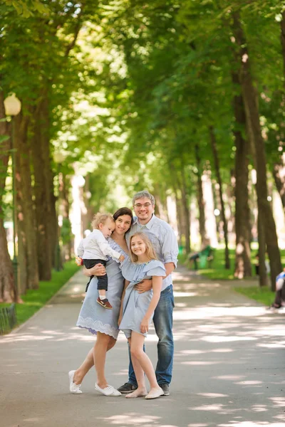 Família Feliz Com Dois Filhos Aproveitando Tempo Parque — Fotografia de Stock