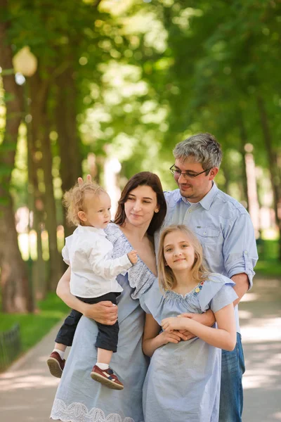 Šťastná Rodina Dvěma Dětmi Těší Čas Parku — Stock fotografie