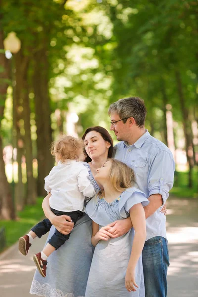 Famille Heureuse Avec Deux Enfants Profitant Temps Dans Parc — Photo