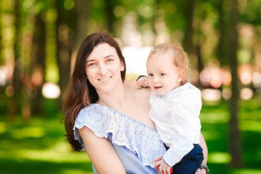 Mutlu anne onun bebek çocuk parkta holding