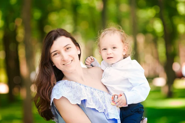 Šťastný Matka Drží Její Chlapeček Parku — Stock fotografie