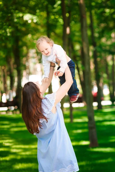 Mutlu Anne Onun Bebek Çocuk Parkta Holding — Stok fotoğraf