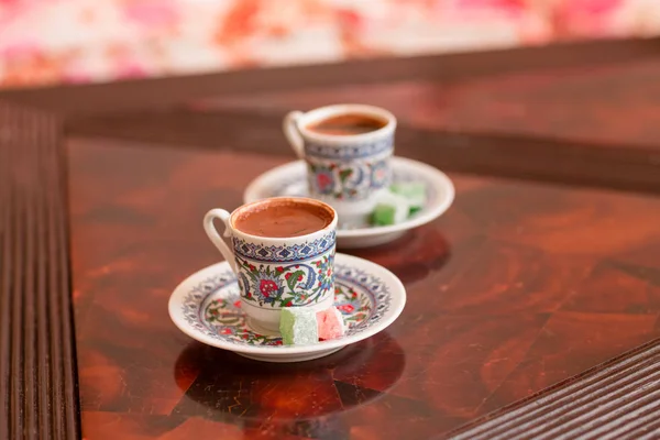 Два Традиционных Фарфоровых Турецких Чашки Кофе Турецким Наслаждением Столе — стоковое фото