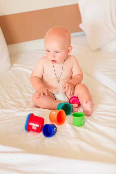 Niedliche Kleine Junge Spielt Mit Bechern Stapeln Zimmer — Stockfoto
