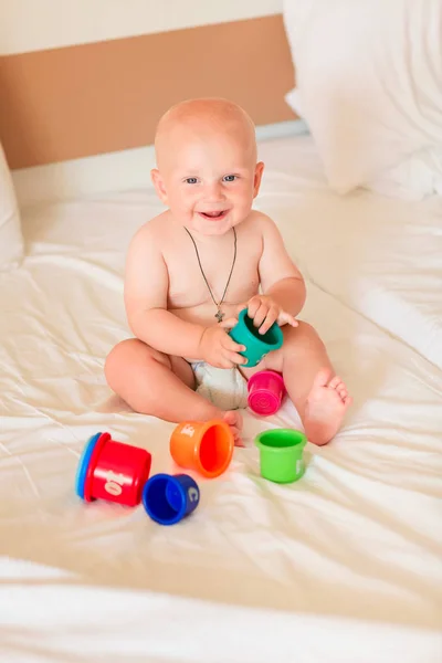 Niedliche Kleine Junge Spielt Mit Bechern Stapeln Zimmer — Stockfoto