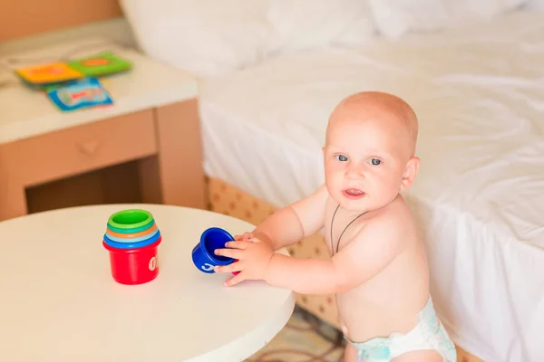 かわいい赤ちゃん男の子部屋にスタッキング カップで遊んで — ストック写真