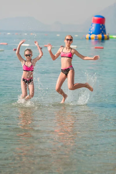 快乐的小女孩在海边晒日光浴 玩得开心 — 图库照片