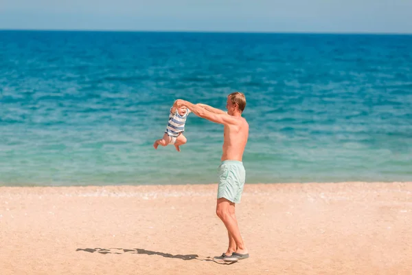 Mladý Šťastný Otec Hrát Svým Dítětem Pláži Baby Otočil Whirlpool — Stock fotografie
