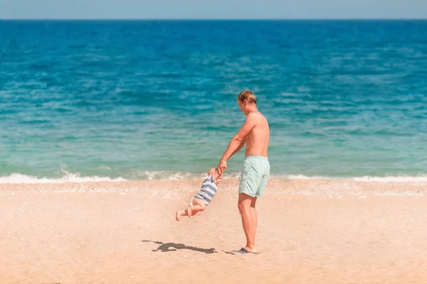 Onun Bebek Plajda Oynayan Genç Mutlu Baba Etrafında Dönen Döne — Stok fotoğraf