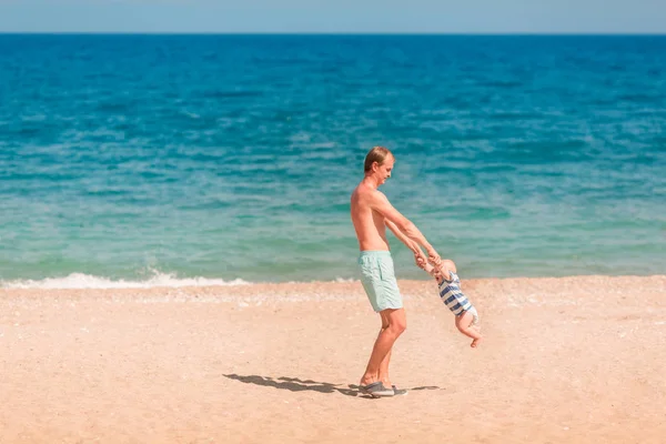 Jonge Blij Vader Spelen Met Zijn Baby Het Strand Baby — Stockfoto