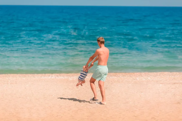 Onun Bebek Plajda Oynayan Genç Mutlu Baba Etrafında Dönen Döne — Stok fotoğraf