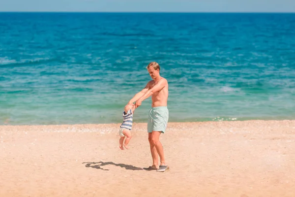 Joven Padre Feliz Jugando Con Bebé Playa Bebé Girando Girando — Foto de Stock