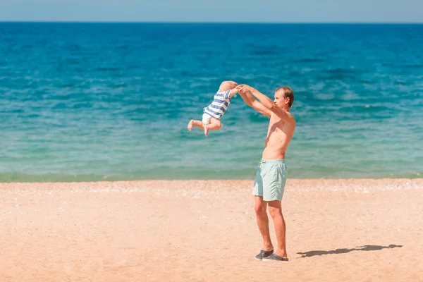 Joven Padre Feliz Jugando Con Bebé Playa Bebé Girando Girando — Foto de Stock