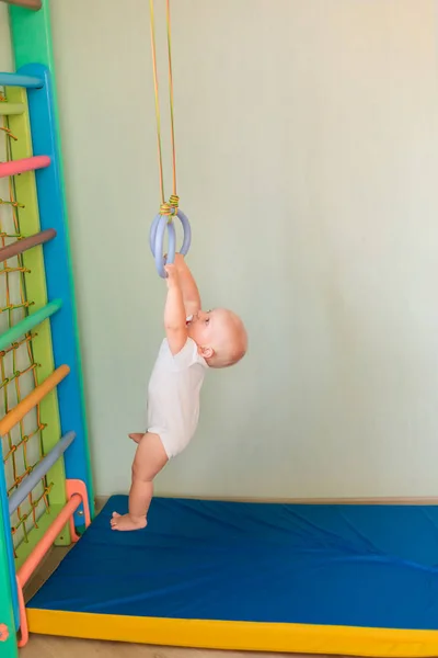 Lindo Bebé Colgando Anillos Gimnasio Pared Del Hogar Concepto Desarrollo — Foto de Stock