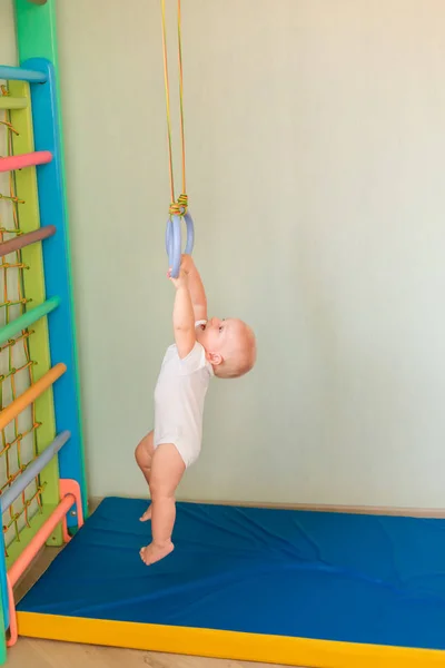 Niedlichen Kleinen Jungen Hängen Ringen Der Hauswand Turnhalle Frühes Sportliches — Stockfoto