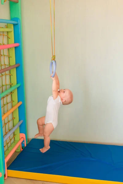 Lindo Bebé Colgando Anillos Gimnasio Pared Del Hogar Concepto Desarrollo — Foto de Stock