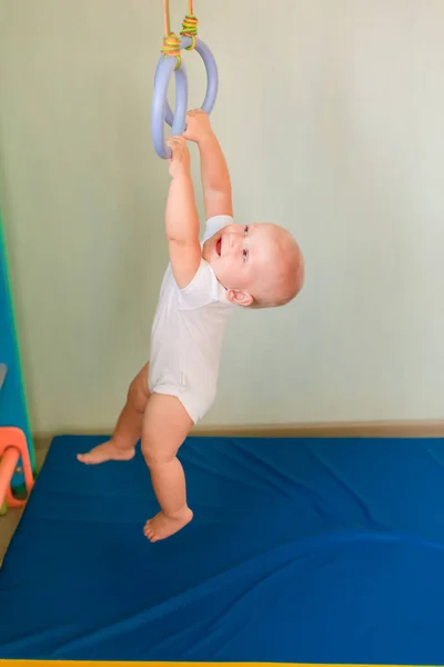 可爱的小男孩挂在戒指上的家庭墙上健身房 婴儿早期体育发展理念 — 图库照片