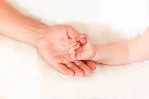 Πατέρας Του Κρατώντας Χέρι Του Τον Νεογέννητο Γιο Του Ρηχά — Φωτογραφία Αρχείου