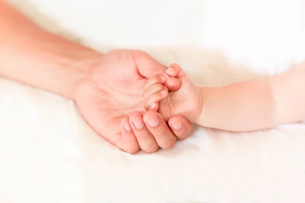 Vater Hält Die Hand Seines Neugeborenen Sohnes Flach Dof Tust — Stockfoto