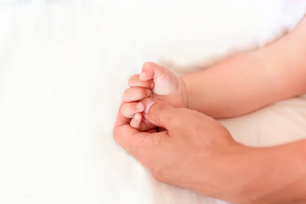Yeni Doğan Oğlu Sığ Dof Elini Tutarak Baba Tust Destek — Stok fotoğraf