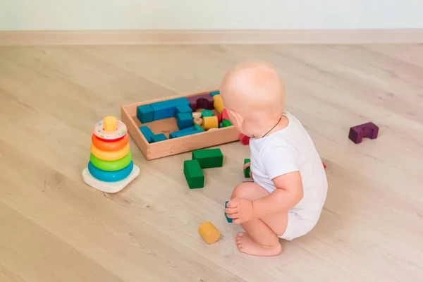 Niedliches Kleines Baby Das Mit Farbigen Holzklötzen Raum Spielt Frühentwicklungskonzept — Stockfoto