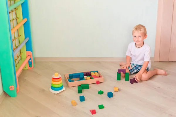 Netter Kleiner Junge Der Mit Farbigen Holzklötzen Raum Spielt Frühentwicklungskonzept — Stockfoto