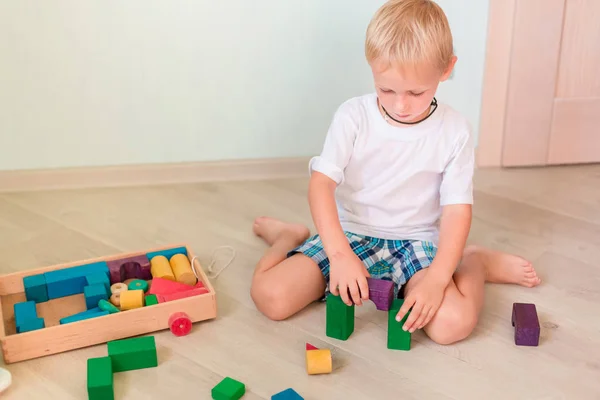 Menino Bonito Brincando Com Blocos Madeira Coloridos Sala Conceito Desenvolvimento — Fotografia de Stock