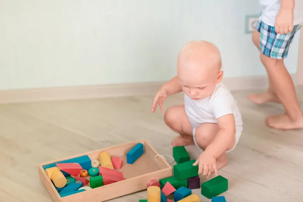 可爱的小宝宝玩彩色木块在房间里 早期发展概念 — 图库照片
