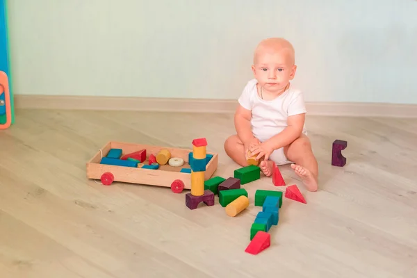 Niedliches Kleines Baby Das Mit Farbigen Holzklötzen Raum Spielt Frühentwicklungskonzept — Stockfoto