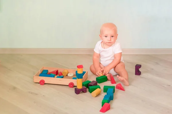 Niedliches Kleines Baby Das Mit Farbigen Holzklötzen Raum Spielt Frühentwicklungskonzept — Stockfoto