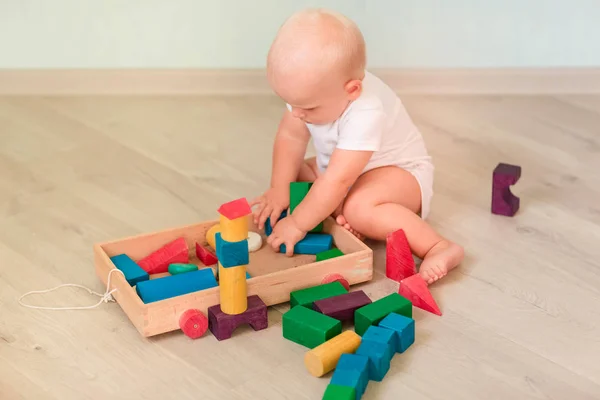 Söt Liten Bebis Leker Med Färgade Träklossar Rummet Tidiga Utvecklingskoncept — Stockfoto