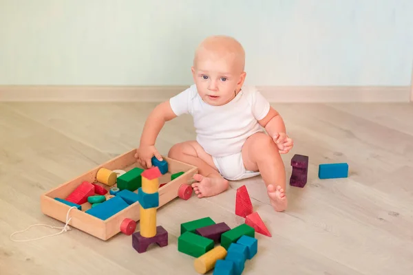 Niedliches Kleines Baby Das Mit Farbigen Holzklötzen Raum Spielt Frühentwicklungskonzept — Stockfoto
