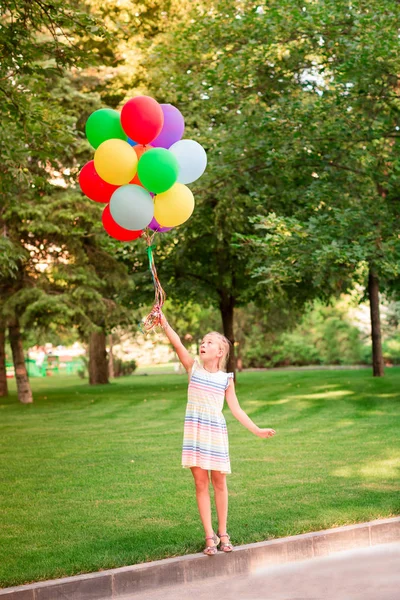 Bonne Petite Fille Jouant Avec Grand Bouquet Ballons Colorés Remplis — Photo