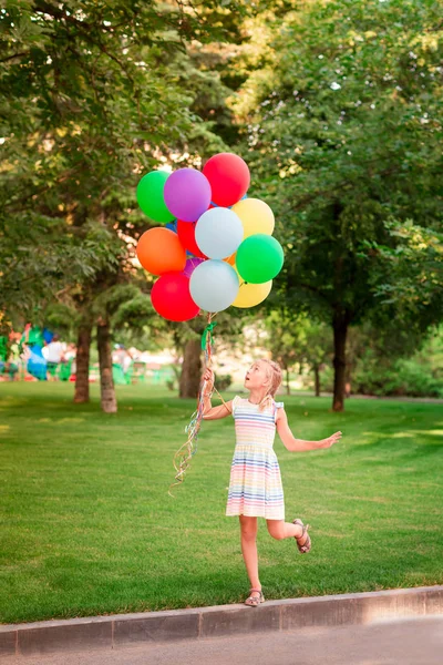 Feliz Niña Jugando Con Montón Globos Llenos Helio Parque —  Fotos de Stock