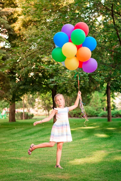 Lykkelig Liten Jente Som Leker Med Stor Haug Med Heliumfylte – stockfoto