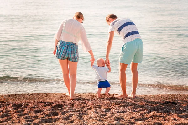 ビーチの海辺で赤ちゃんと幸せな家庭 — ストック写真
