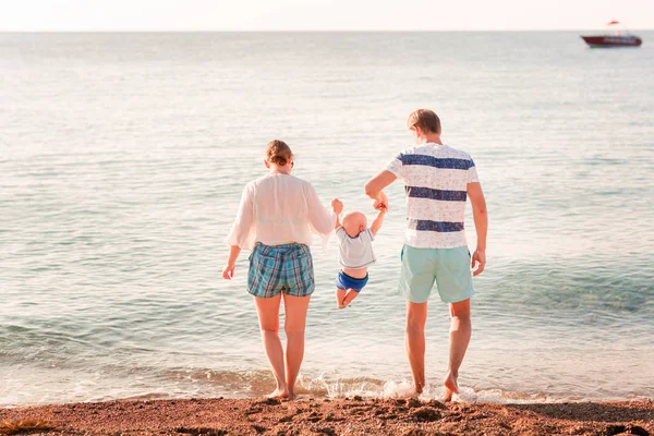 Sahilde Deniz Kenarında Bebekle Mutlu Aile — Stok fotoğraf